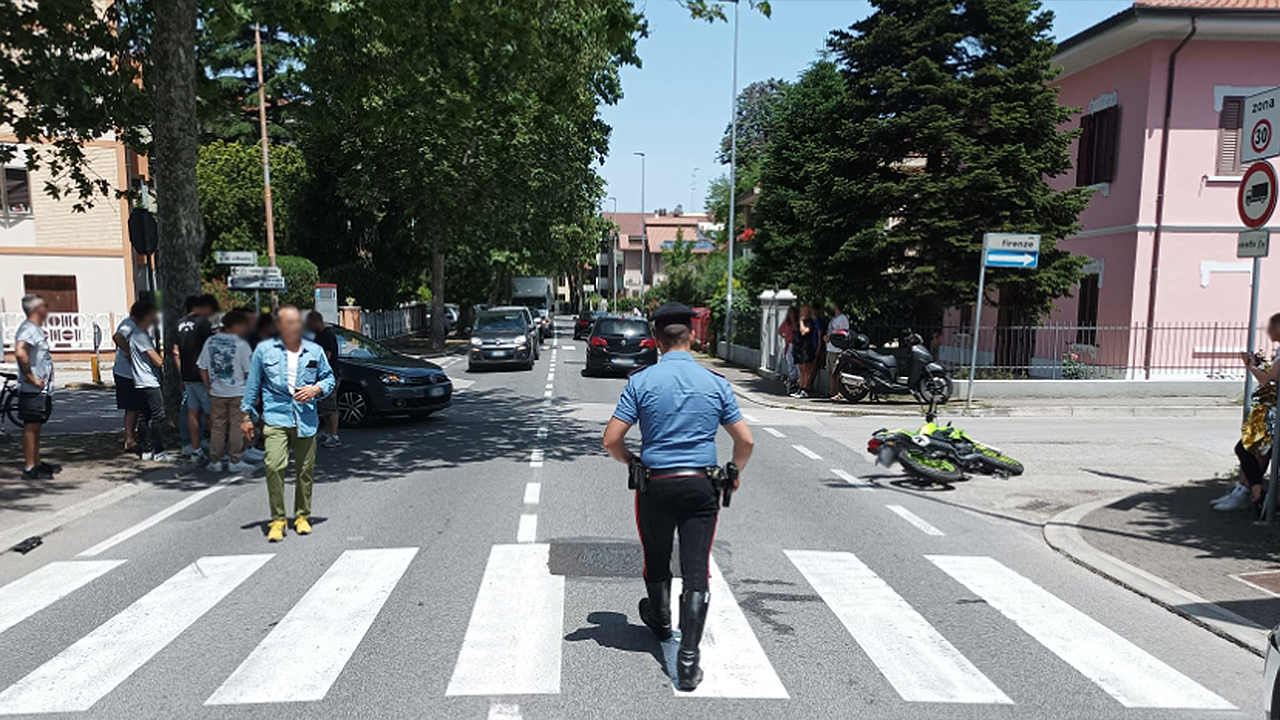 Senigallia, ennesimo incidente in via Capanna all'incrocio con via Di Vittorio: i rilievi dei carabinieri