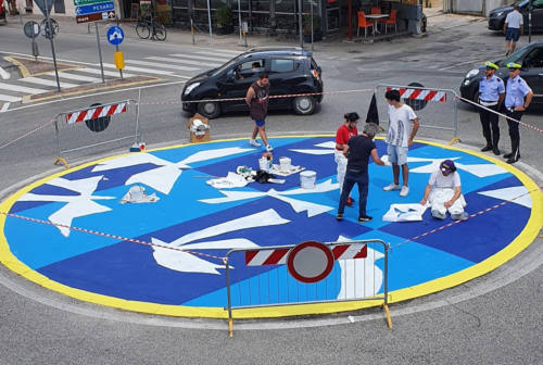 Fano città a colori: dopo i murales del porto ecco le rotatorie dipinte – FOTO