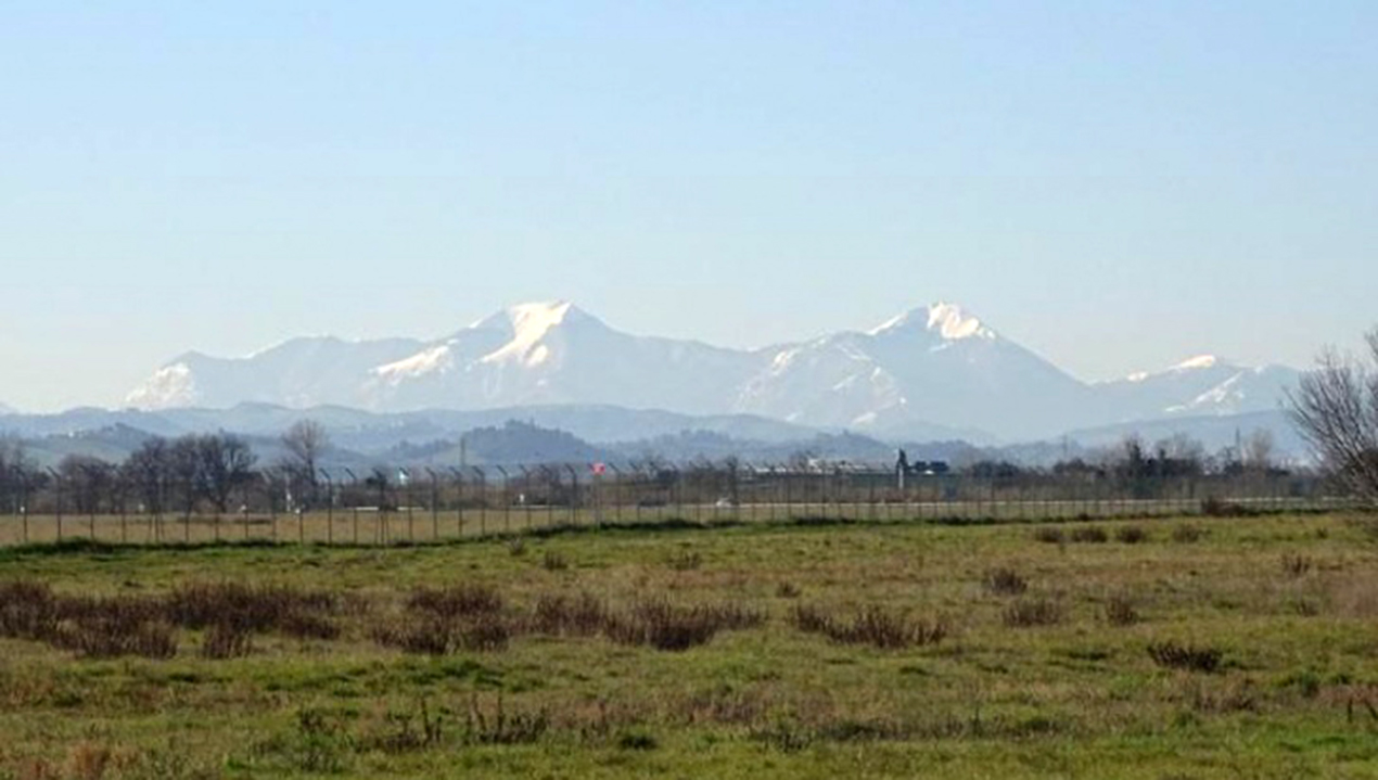 Monti Catria e Acuto visti dal Campo d’Aviazione di Fano