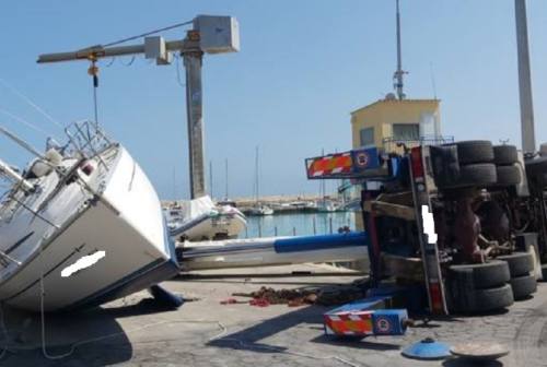 Numana, camion si rovescia sulla banchina del porto mentre scarica uno yacht. Sul posto i vigili del fuoco