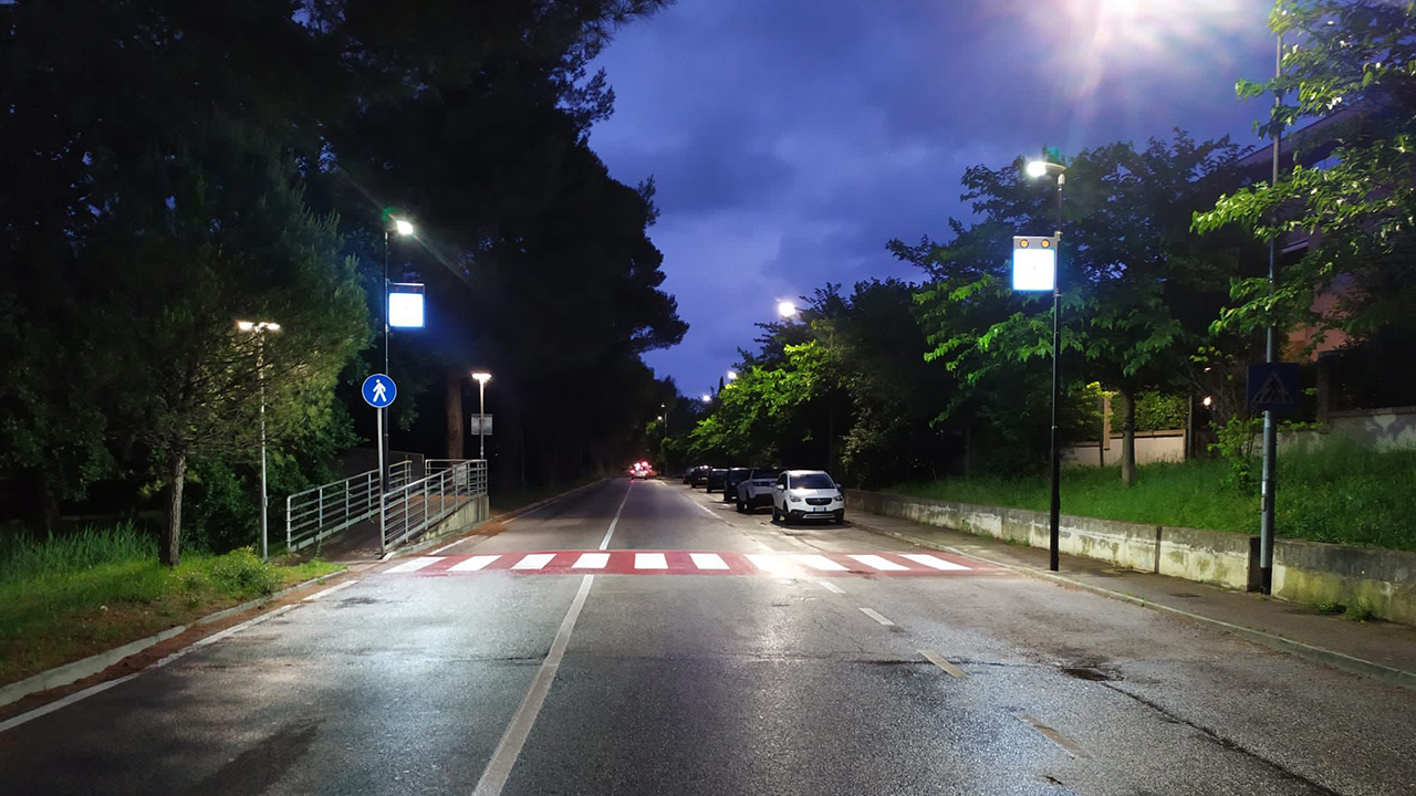 L'attraversamento pedonale luminoso in viale dei Pini, a Senigallia