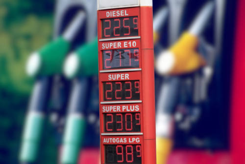 Caro energia, Unione Nazionale Consumatori: «Il taglio delle accise? Piccolo contentino». Esposto in procura su rincari benzina e diesel