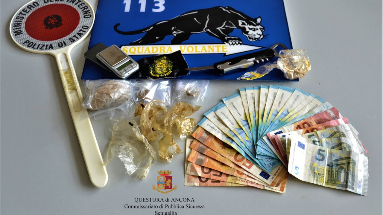 La droga, i contanti e altri materiali per lo spaccio sequestrati dalla Polizia di Senigallia