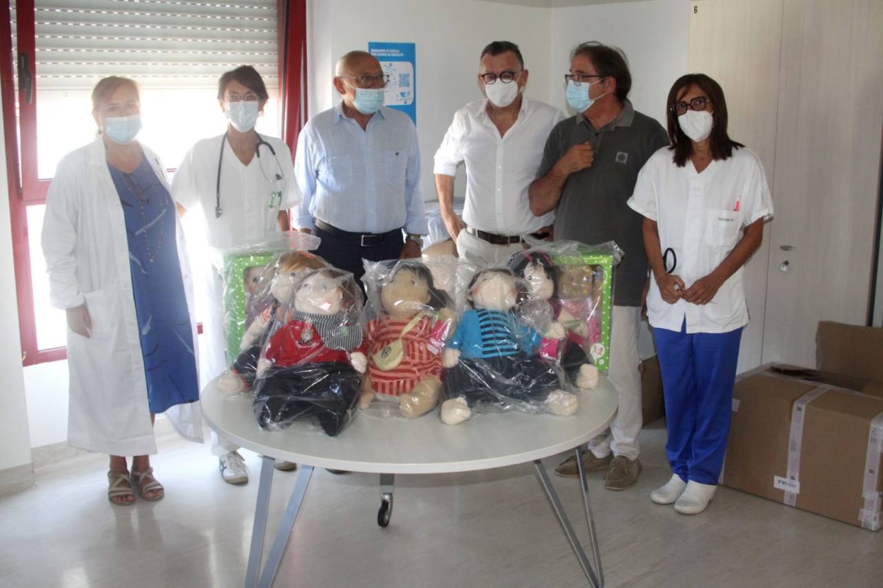 Le bambole terapeutiche donate dal Rotary club all'ospedale di Senigallia