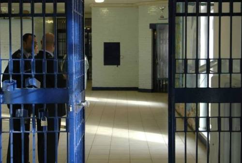 Caos al carcere di Ascoli: detenuto aggredisce quattro poliziotti