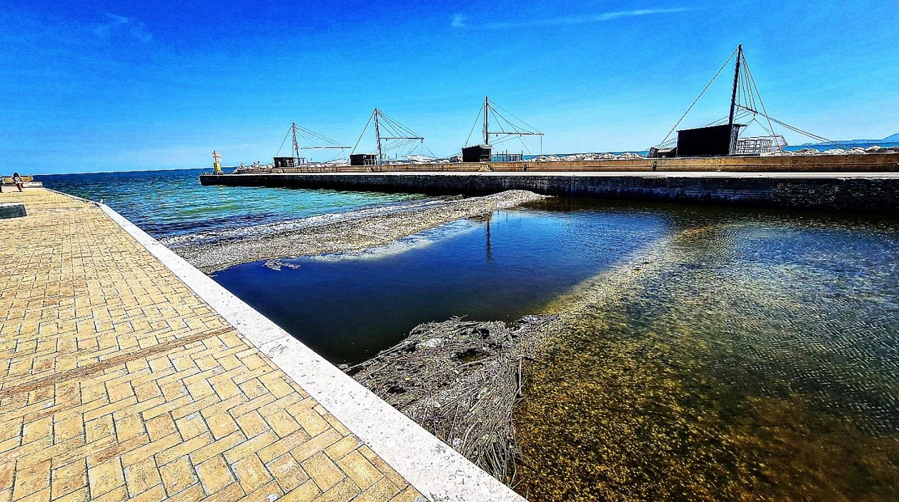 La barra alla foce del fiume Misa, in zona porto, a Senigallia. Foto di Gabriele Annovi.