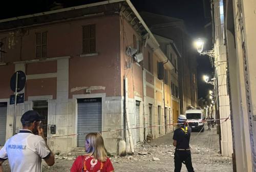 Crolla un cornicione da un’abitazione in centro storico a Senigallia