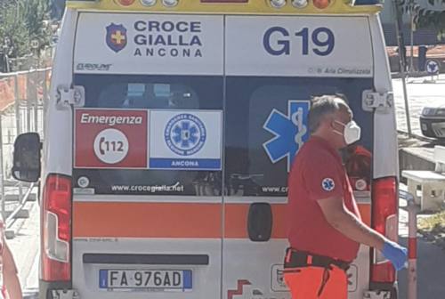 Ancona, cade a terra da un ponteggio: 50enne finisce in ospedale