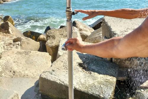 Ancona, alla spiaggia del Passetto i rubinetti anti-spreco consumano più acqua di prima. I bagnanti: «Un flop»