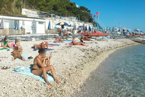Ancona, al Passetto la spiaggia arretra, tra transenne e delimitazioni. Cerusico: «Serve alzare le scogliere»