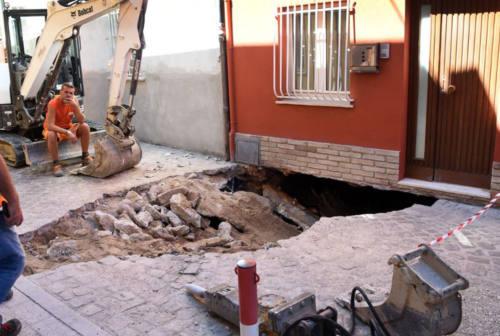 Fano, strada crollata. Un residente: «Il sottosuolo è una groviera ma le perdite d’acqua si possono prevenire»