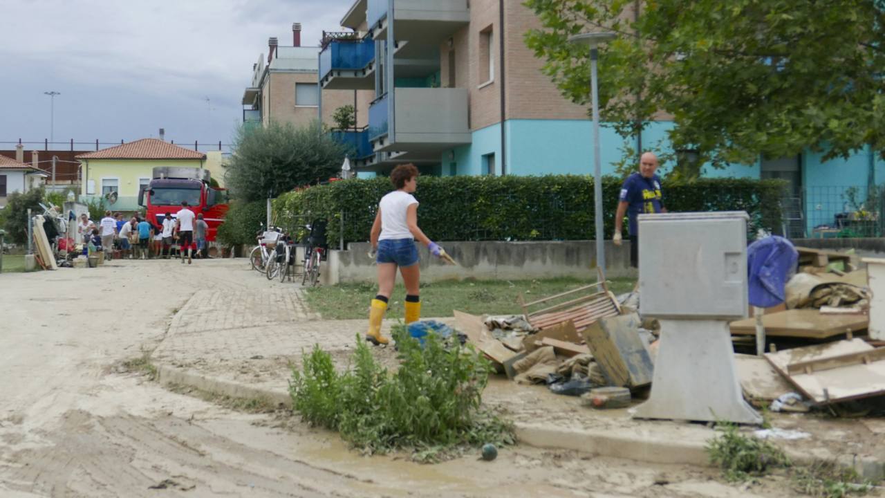 Residenti e volontari al lavoro per ripulire la zona di Borgo Molino dai danni dell'alluvione del 15 settembre