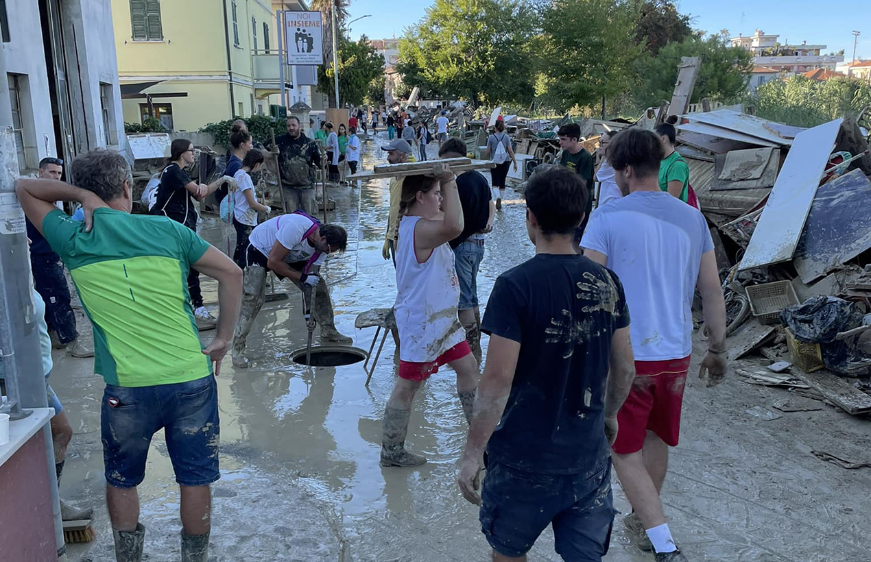 Giovani in azione a Senigallia dopo l'alluvione