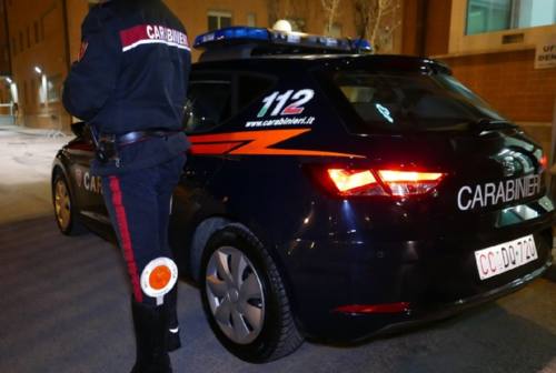 Marotta, ragazza dà in escandescenze e aggredisce i carabinieri: arrestata