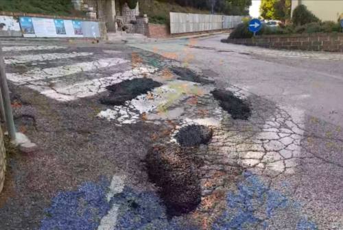 Strada colabrodo a Montesicuro, l’Associazione Antidegrado denuncia: «Solo rattoppi nelle frazioni»