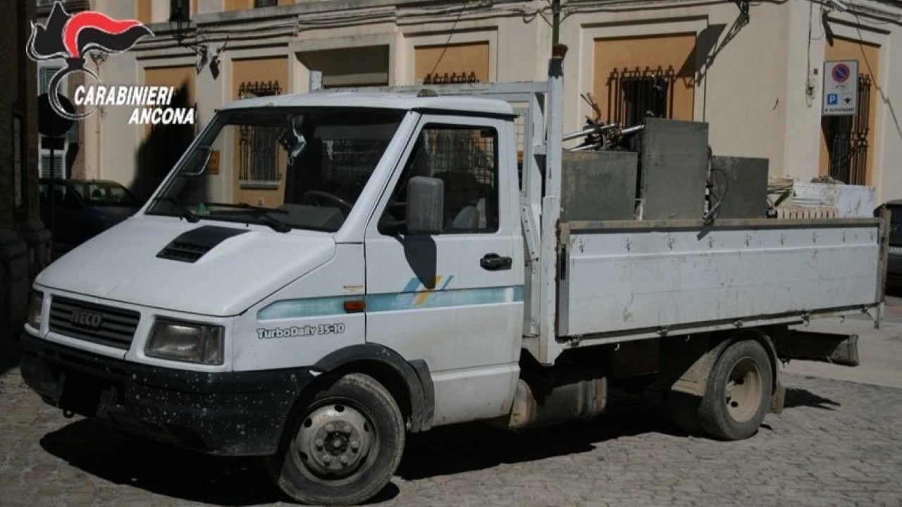 Il furgone con i rifiuti sequestrato dai carabinieri a Senigallia
