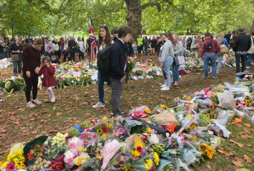 Britannici in lutto per Elisabetta, un marchigiano a Londra: «Risveglio dell’orgoglio nazionale. Perdita che io stesso provo»