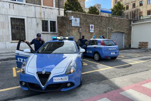 Rapina simulata ai danni del padre, banconote false e finta cocaina: 40enne in carcere ad Ancona