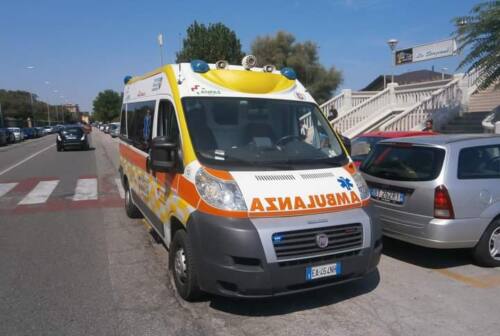 Ancona, riverso in spiaggia a faccia in giù: 50enne soccorso a Palombina finisce in ospedale