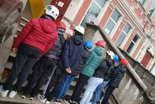 Terremoto, genitori di Montemarciano protestano davanti la scuola. Comune rassicura