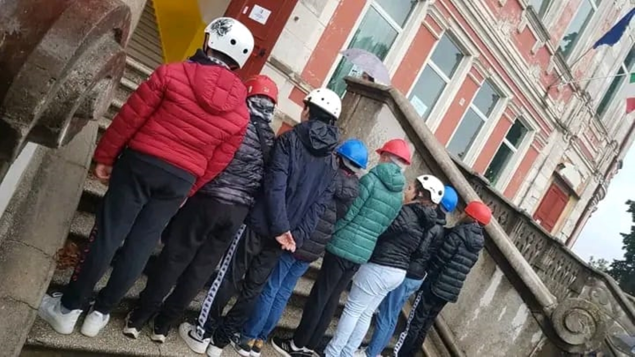 La protesta di alcuni genitori a Montemarciano davanti la scuola di via Marotti per le crepe dovute al terremoto