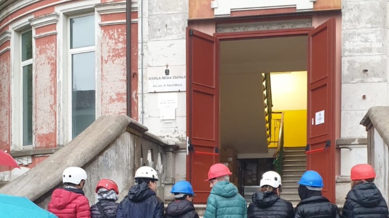 La protesta di alcuni genitori a Montemarciano davanti la scuola di via Marotti per le crepe dovute al terremoto del 9 novembre 2022