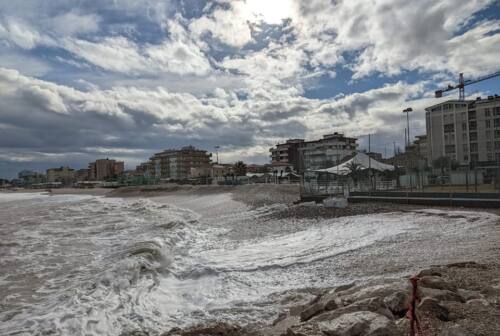 Fano, maltempo e disastri: spiaggia inghiottita dalle mareggiate, strade invase dall’acqua – FOTO