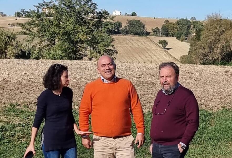 Da sinistra l'assessore all'Ambiente Michela Glorio, il sindaco Simone Pugnaloni e l'ad Astea Fabio Marchetti