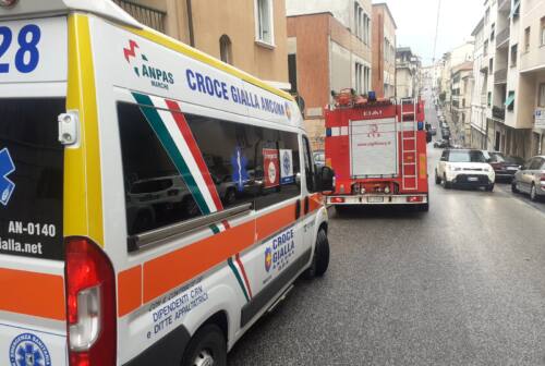 Ancona, si barrica in casa dopo una lite: accorse tre volanti della polizia