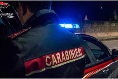 Porto Recanati, a spasso col cane fermato dai carabinieri e arrestato: spuntano 25 grammi di droga