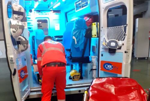 Ancona, si accascia a terra alla fermata del bus davanti all’ospedale di Torrette: grave un anziano