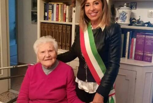 Compleanno speciale a Falconara, la prof Emilia Gismondi spegne 103 candeline. La sindaca: «Una donna eccezionale»