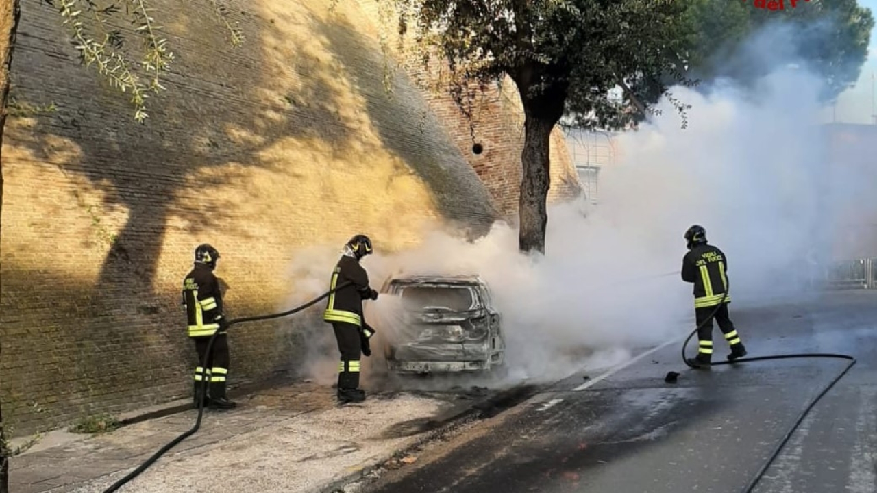 L'incendio di una vettura a Ostra