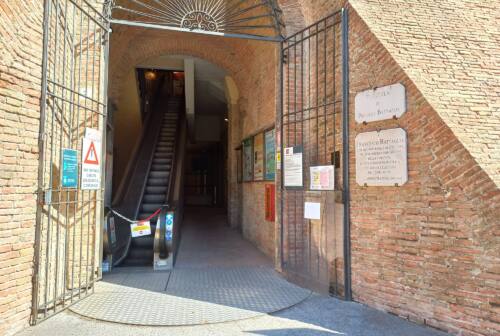 Jesi, resta ferma la scala mobile di Palazzo Battaglia. Grassetti (FdI): «C’è vita oltre la morte per l’impianto?»