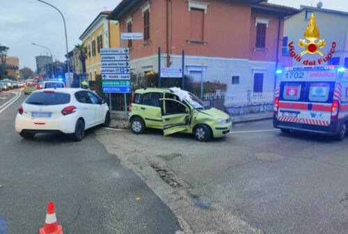 Fano, incidente sull’Adriatica: schianto tra auto che finiscono contro un muro. Pensionato gravissimo
