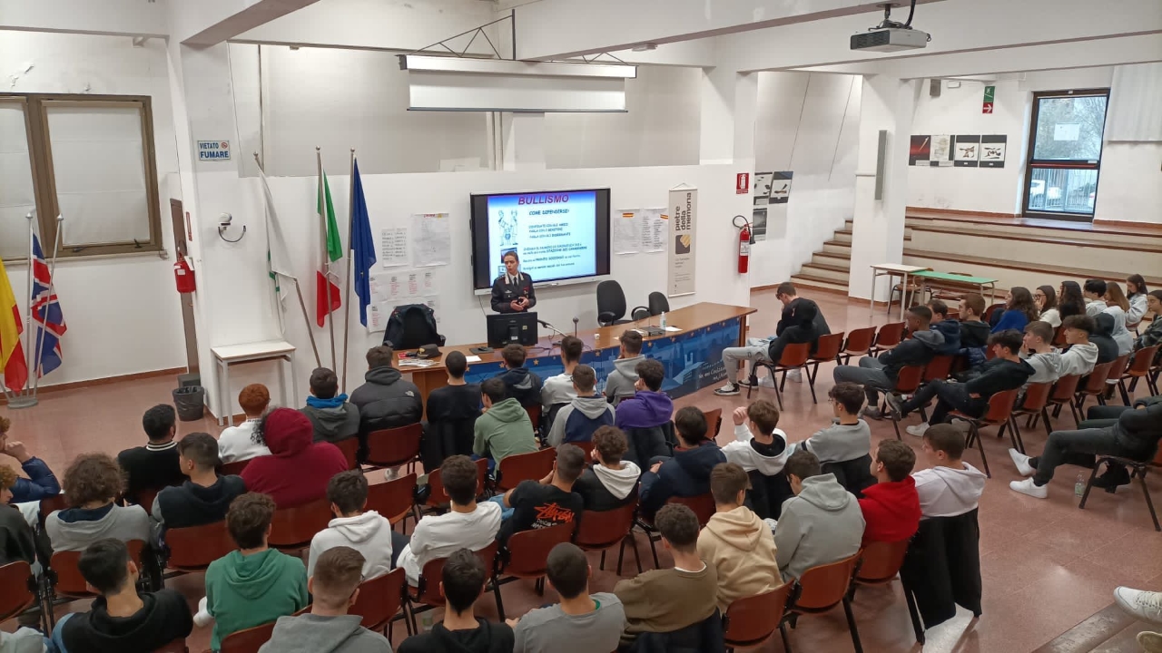 Nuovi incontri dei rappresentanti dell'Arma dei Carabinieri nelle scuole di Senigallia: in foto gli studenti del Corinaldesi
