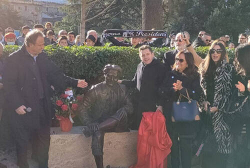 Ascoli, bagno di folla all’inaugurazione della statua di Costantino Rozzi