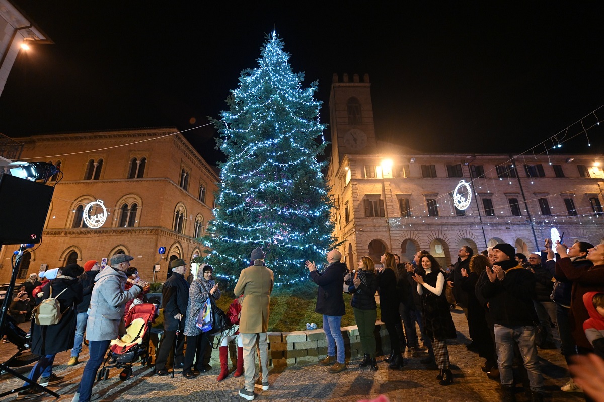 L'albero natalizio acceso a Osimo