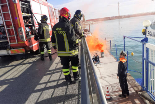 Civitanova: incendio al porto, ragazza intossicata dal fumo. Ma è un’esercitazione
