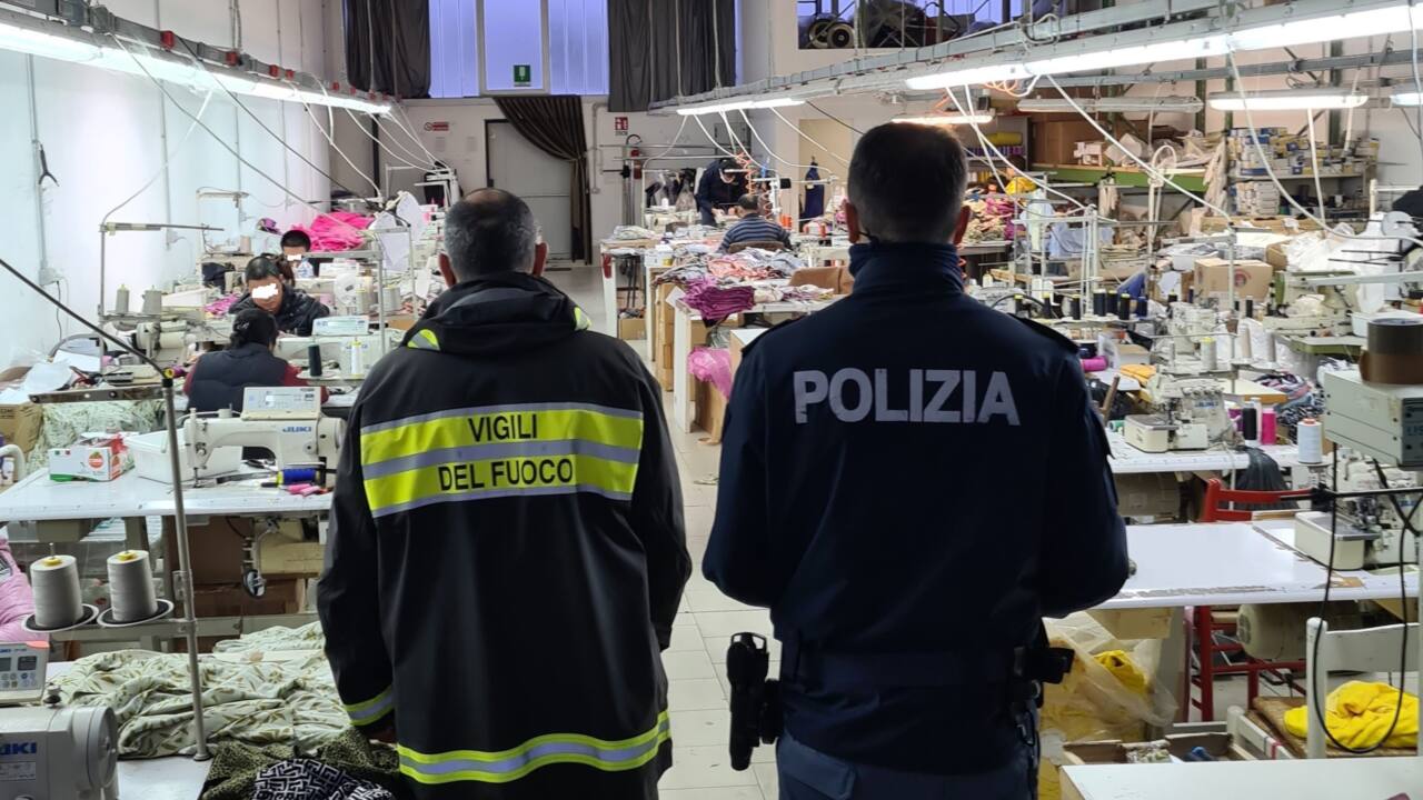 I controlli di Polizia, Vigili del fuoco e Ispettorato del Lavoro in un laboratorio tessile a Senigallia