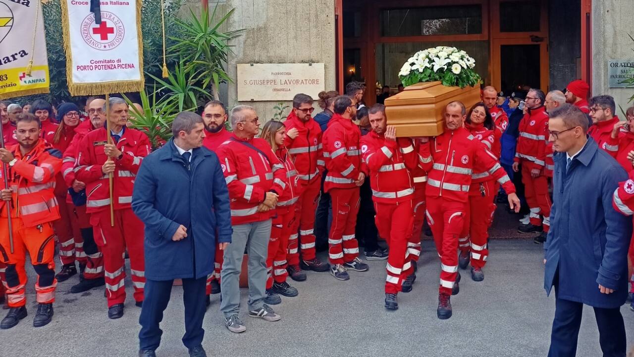 La bara portata in spalla dai colleghi della Croce Rossa Italiana