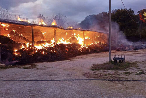 San Severino Marche, incendio in un fienile: vigili del fuoco a lavoro