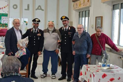 I carabinieri di Montemarciano e Ostra festeggiano il Natale con i nonni nelle Rsa