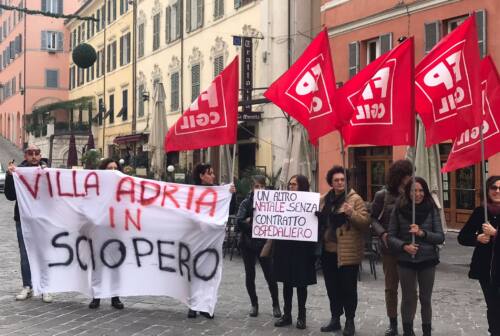 Sanità riabilitativa privata in sciopero, presidio dei lavoratori di Villa Adria davanti alla Prefettura di Ancona