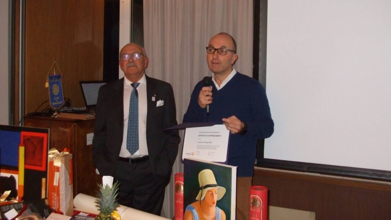 Da sinistra: il presidente del Rotary club Senigallia Giovanni Consalvo Traina e il direttore della fondazione Caritas Senigallia Onlus Giovanni Bomprezzi