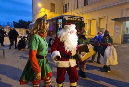 Salesi, il Santa Claus Bus fa tappa al pediatrico: Babbo Natale ed Elfi regalano una festa ai bambini ricoverati – VIDEO