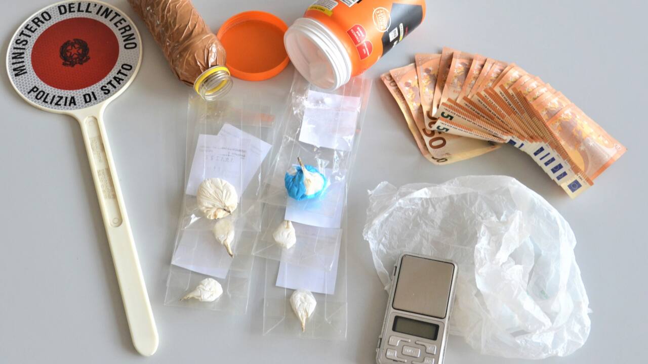 La sostanza stupefacente, il contante e il materialer per il confezionamento delle dosi posti sotto sequestro dalla Polizia di Senigallia