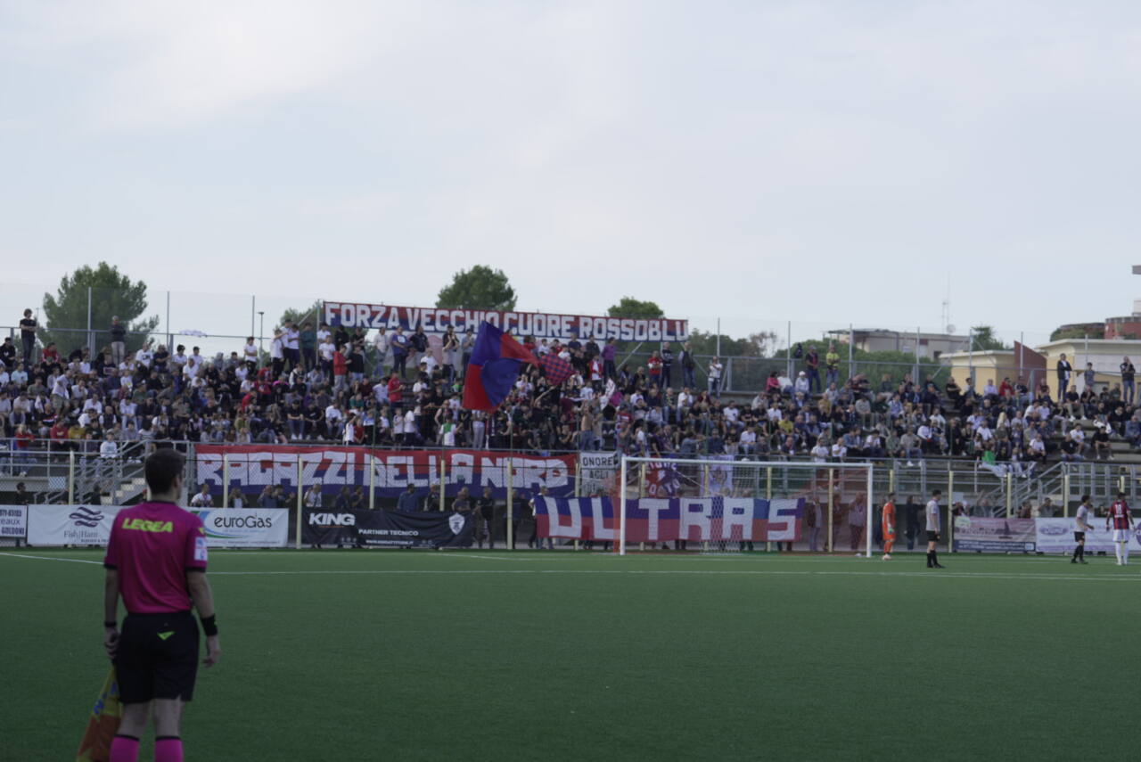 La tifoseria vigorina durante il match tra Vigor Senigallia e Tolentino del 9 ottobre 2022. Foto di Carlo Castorina