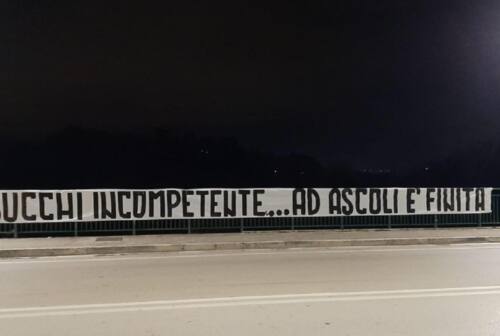 Ascoli, in città uno striscione polemico contro l’allenatore Bucchi: «Incompetente»