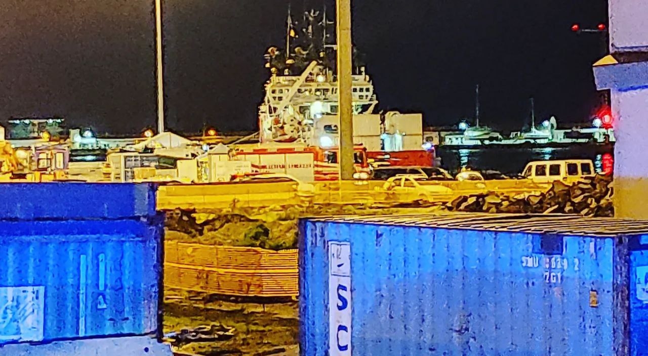La nave “Ocean Viking” di Sos Méditerranée è entrata nel porto di Ancona per lo sbarco dei 37 naufraghi salvati a largo della Libia